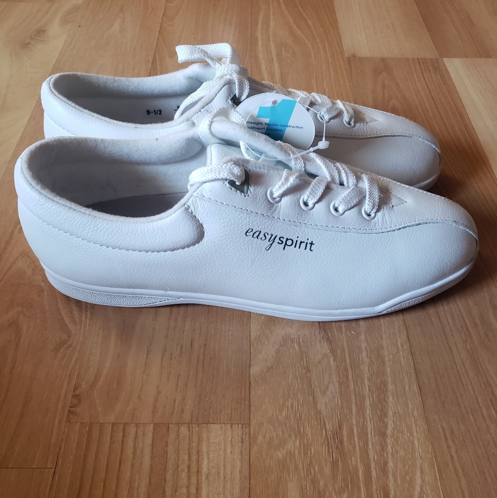 NWOT  Easy Spirit anti gravity sneaker